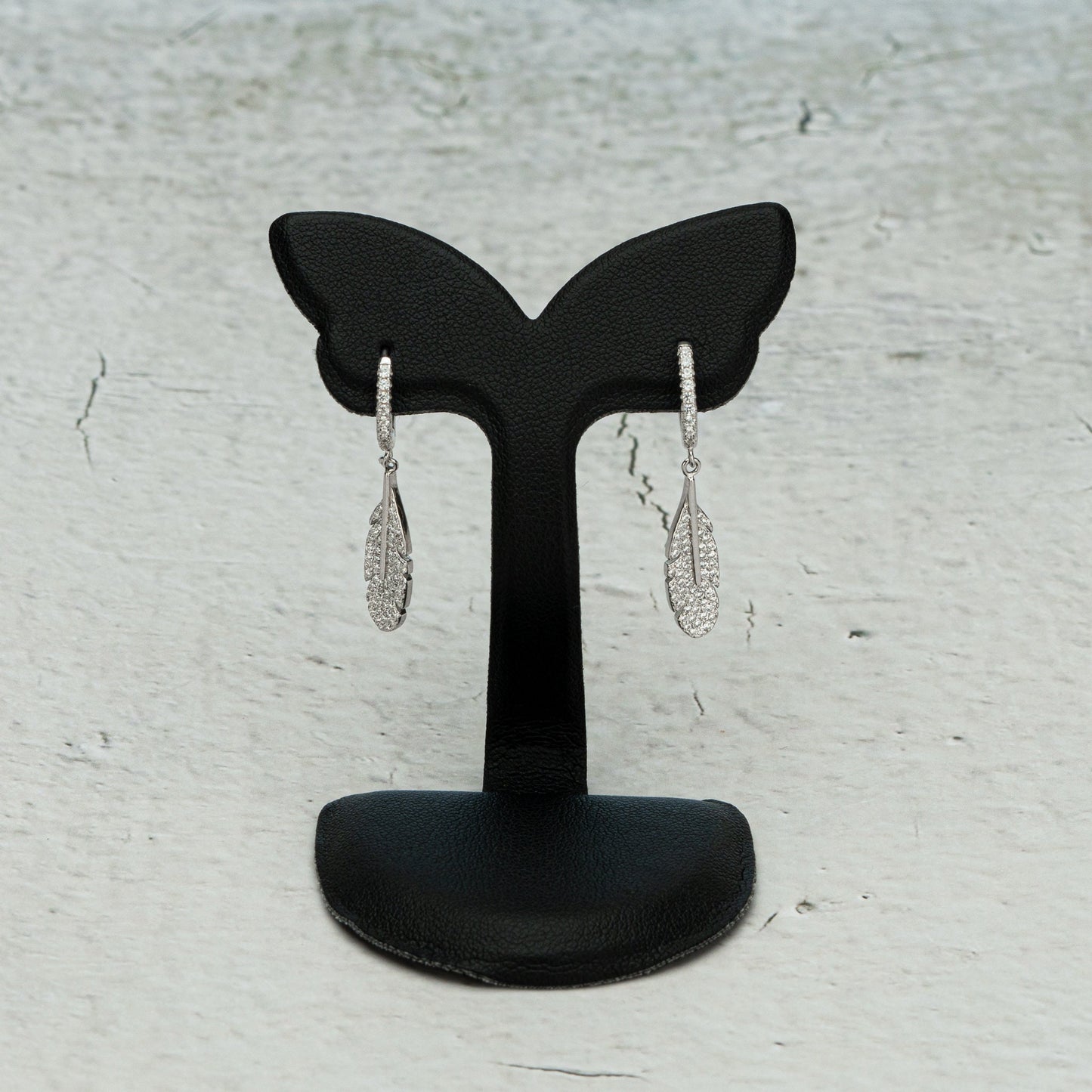 Silver feather earrings • Feather hoop earrings • Tiny feather charm • Bohemian hoop • Feather dangle hoop • Sterling silver feather earring